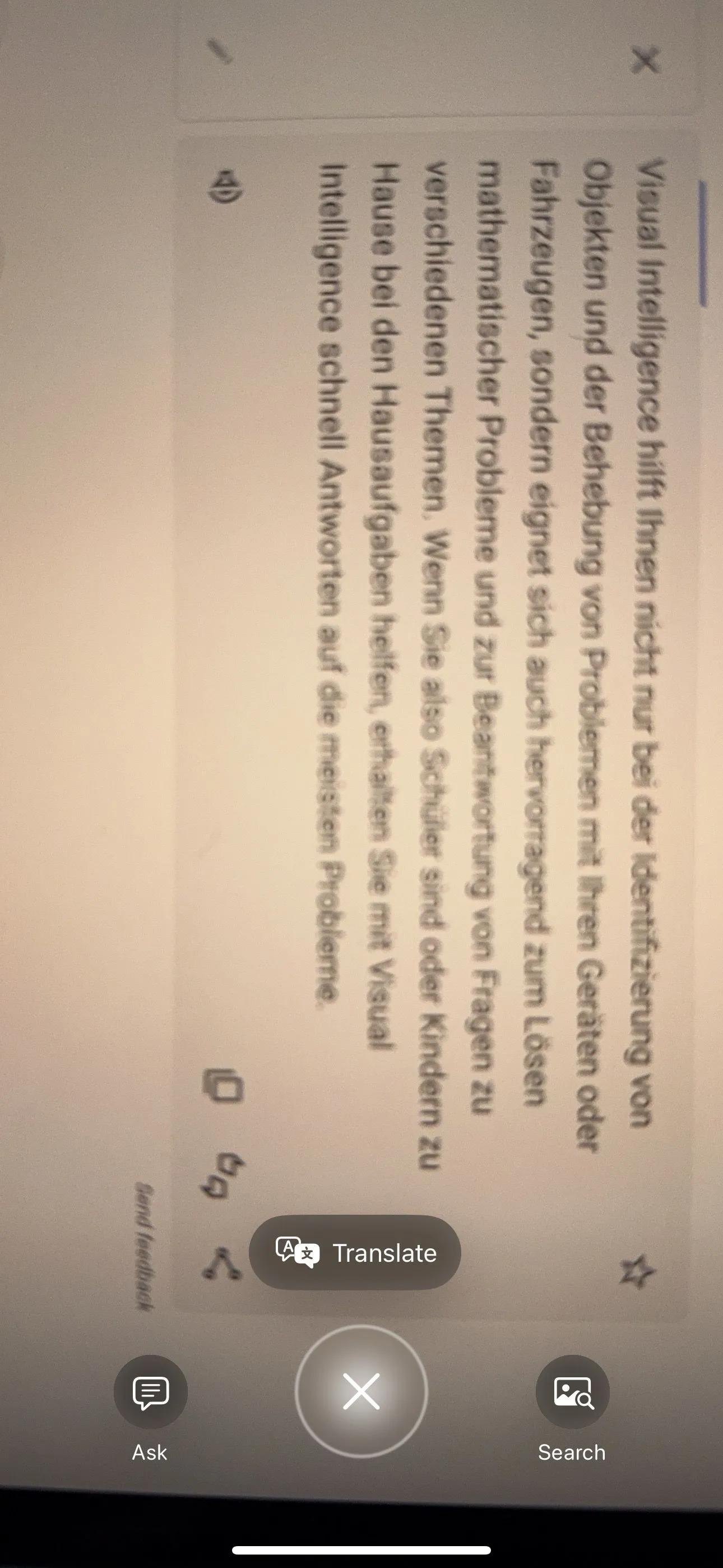 iPhone đang sử dụng Visual Intelligence để tóm tắt một đoạn văn bản dài, hiển thị kết quả ngắn gọn và súc tích.