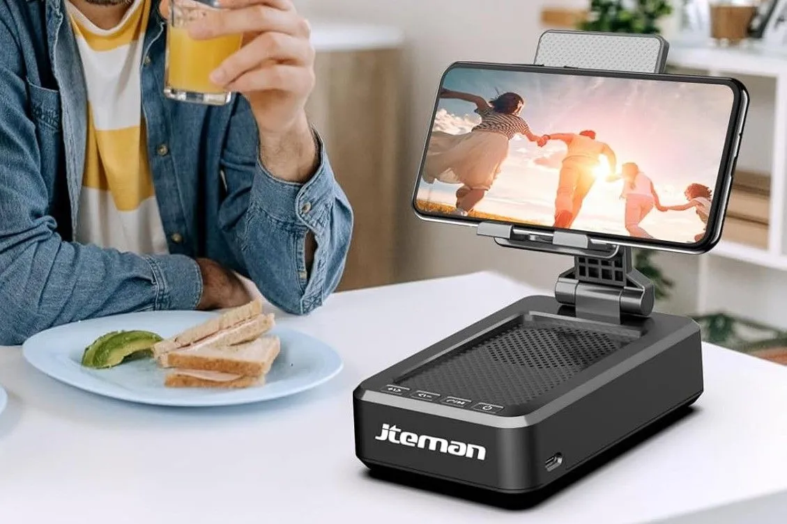 iPhone đặt trên dock loa, minh họa cách biến loa thường thành loa thông minh