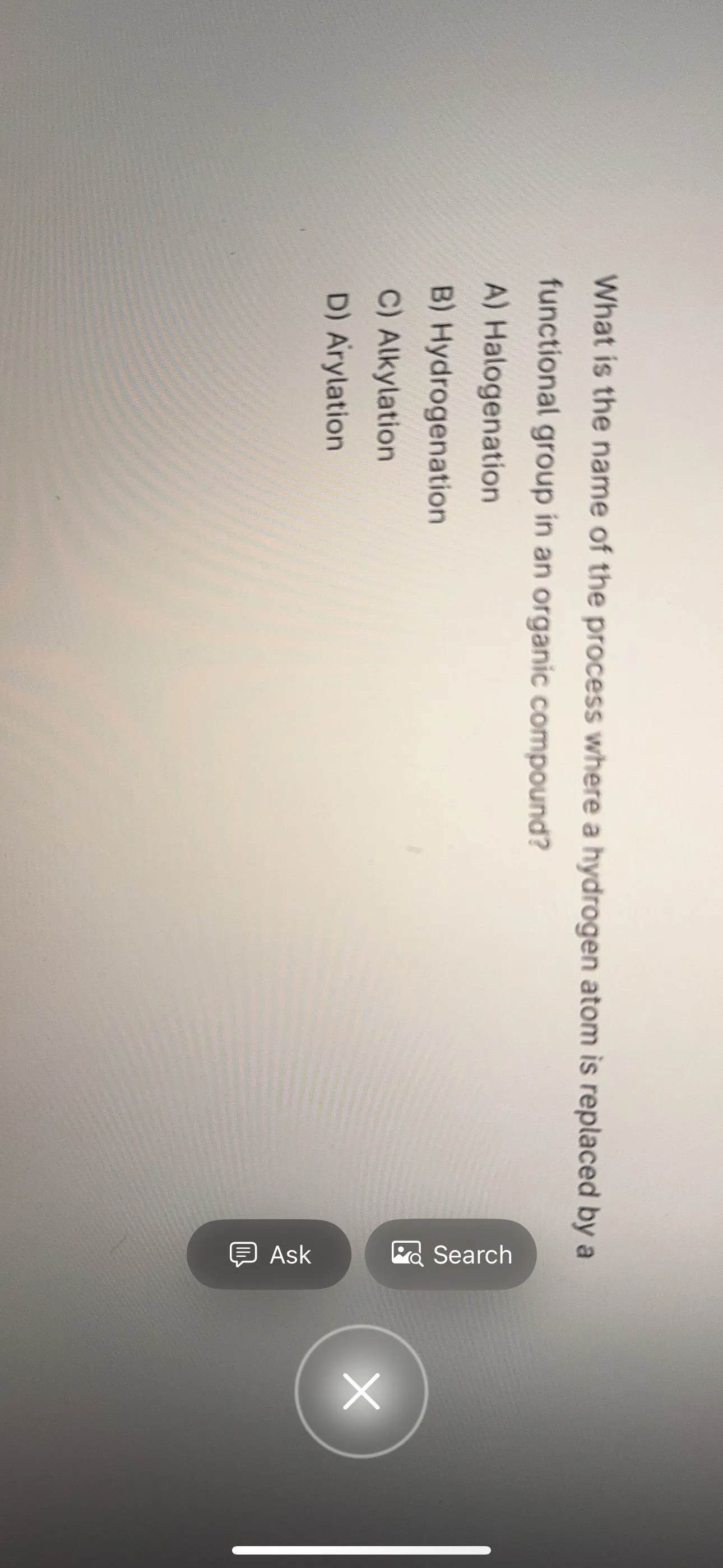 iPhone hiển thị ứng dụng Visual Intelligence đang giải một phương trình toán học phức tạp, minh họa khả năng giải bài tập.