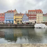 Kênh đào Nyhavn với những ngôi nhà cổ nhiều màu sắc dưới bầu trời u ám tại Copenhagen