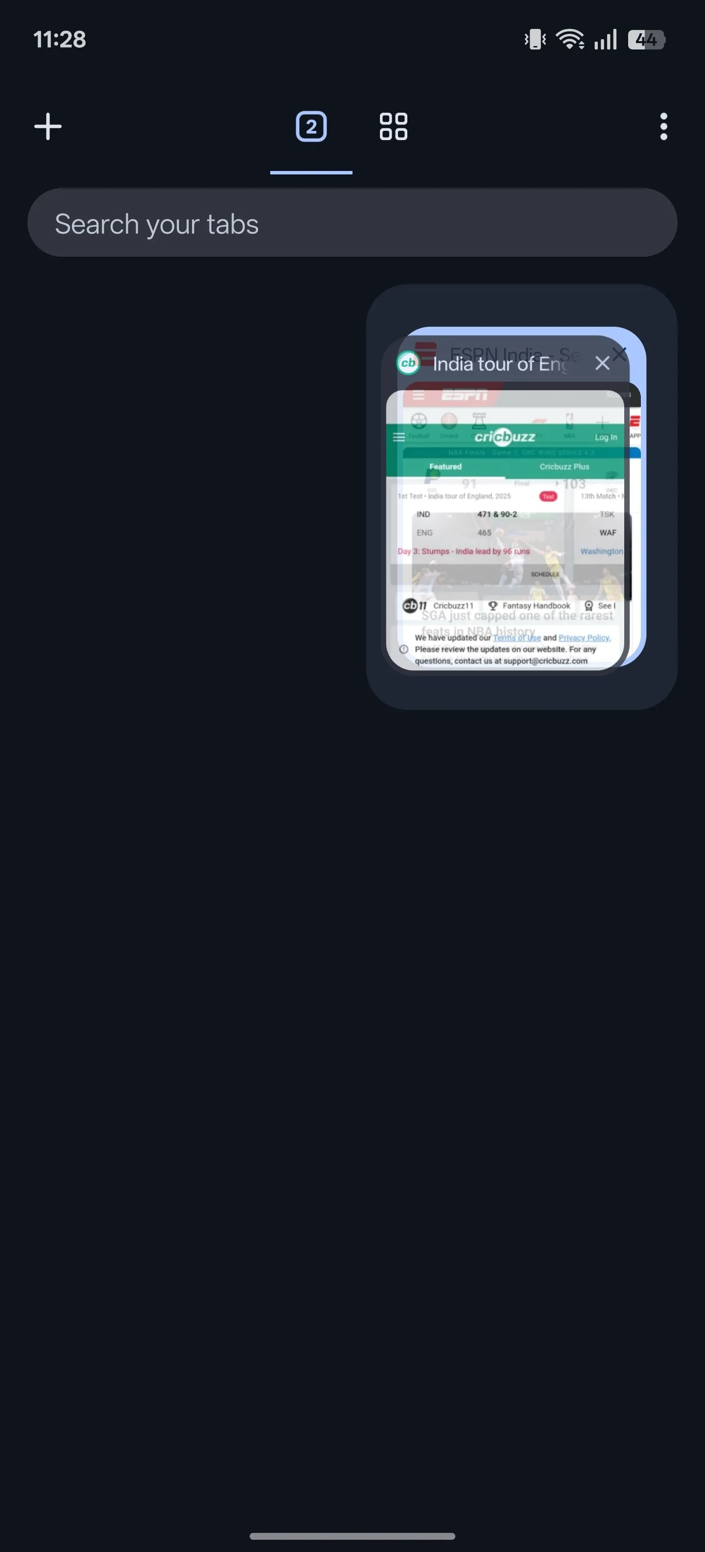Kéo một tab lên tab khác để tạo nhóm tab mới trong Chrome trên Android.