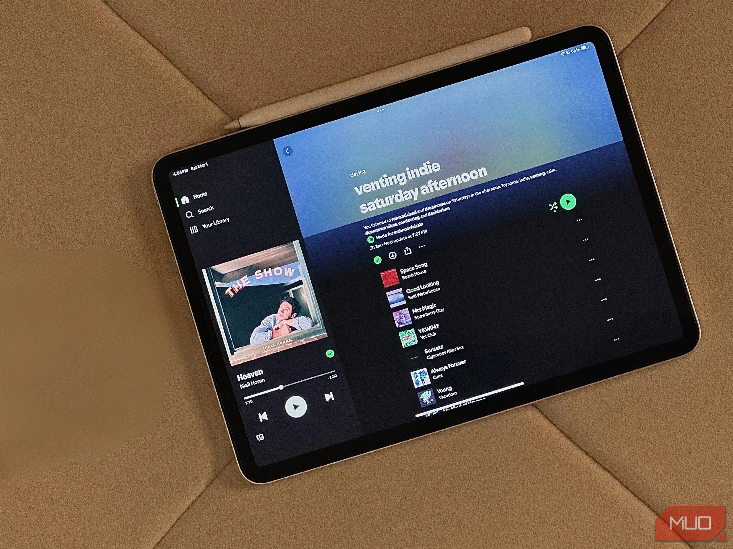 Kết quả ảnh sau khi xóa hộp AirPods bằng công cụ Xóa đối tượng của Adobe Express, cho thấy sự liền mạch và ít dấu vết hơn