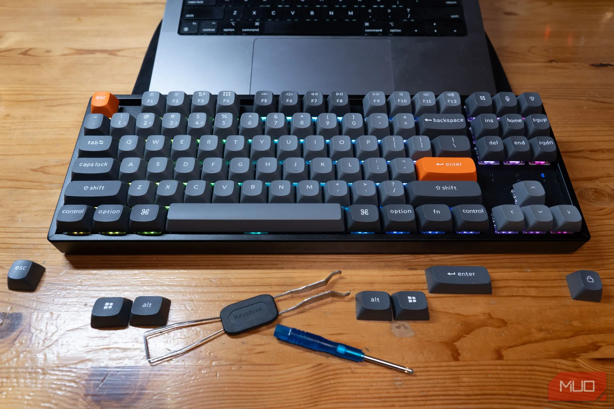Keychron K8 Max đi kèm bộ keycap thay thế, bao gồm phím chức năng Windows/macOS và Enter màu cam
