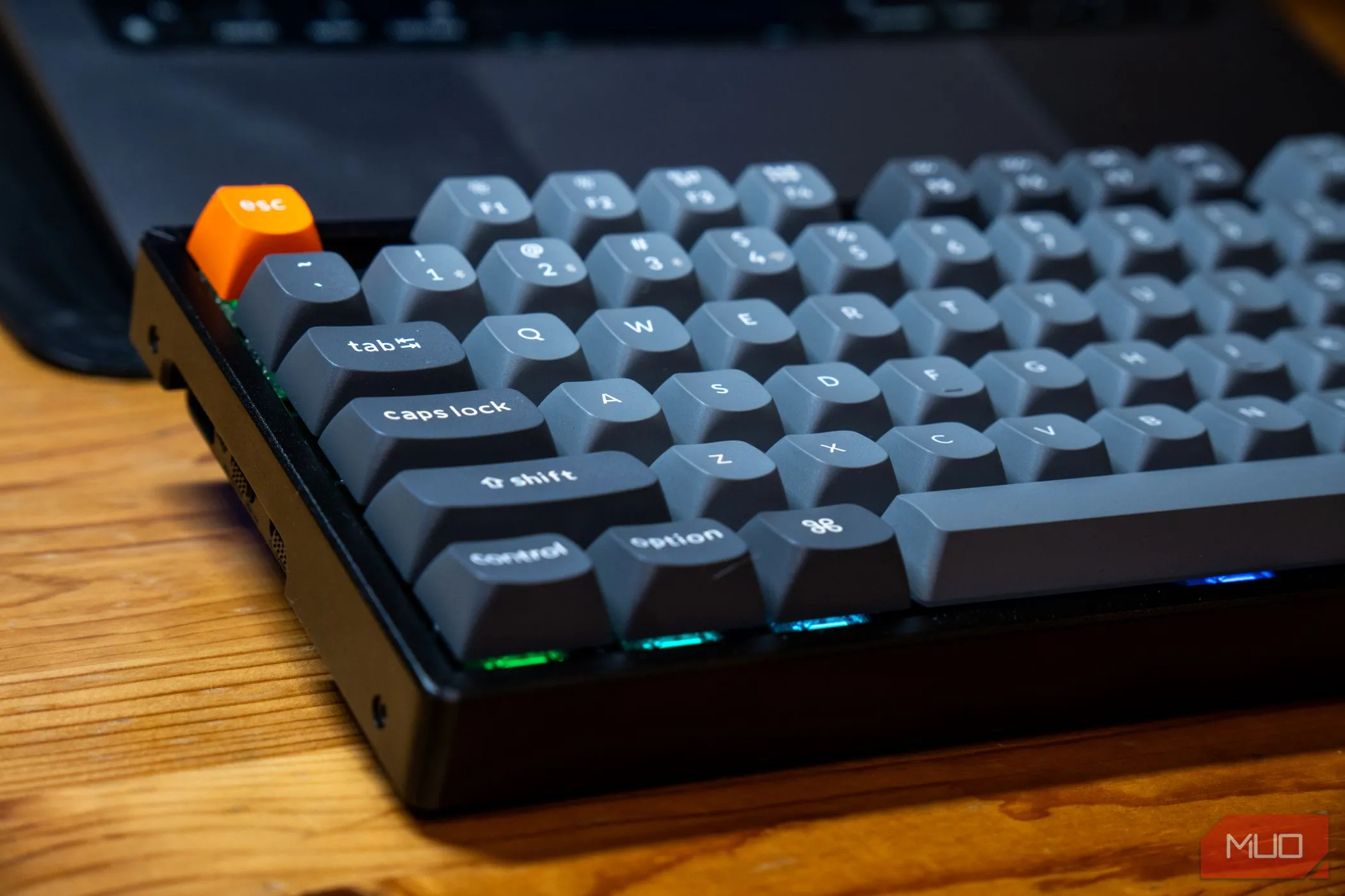 Keychron K8 Max nhìn từ góc nghiêng, nổi bật thiết kế và sự ổn định khi chơi game