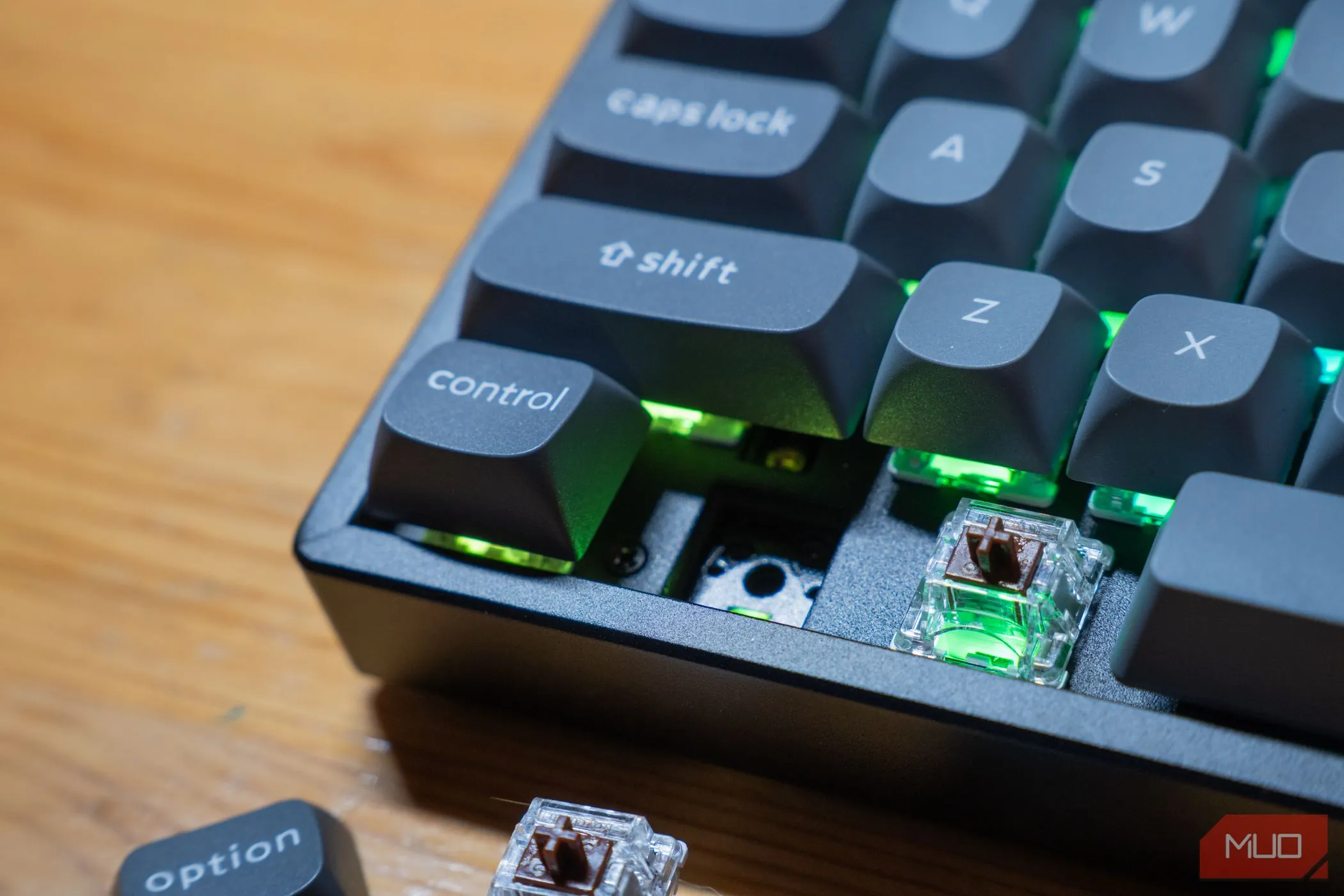 Keychron K8 Max với các switch được tháo ra, cho thấy cấu trúc hot-swappable