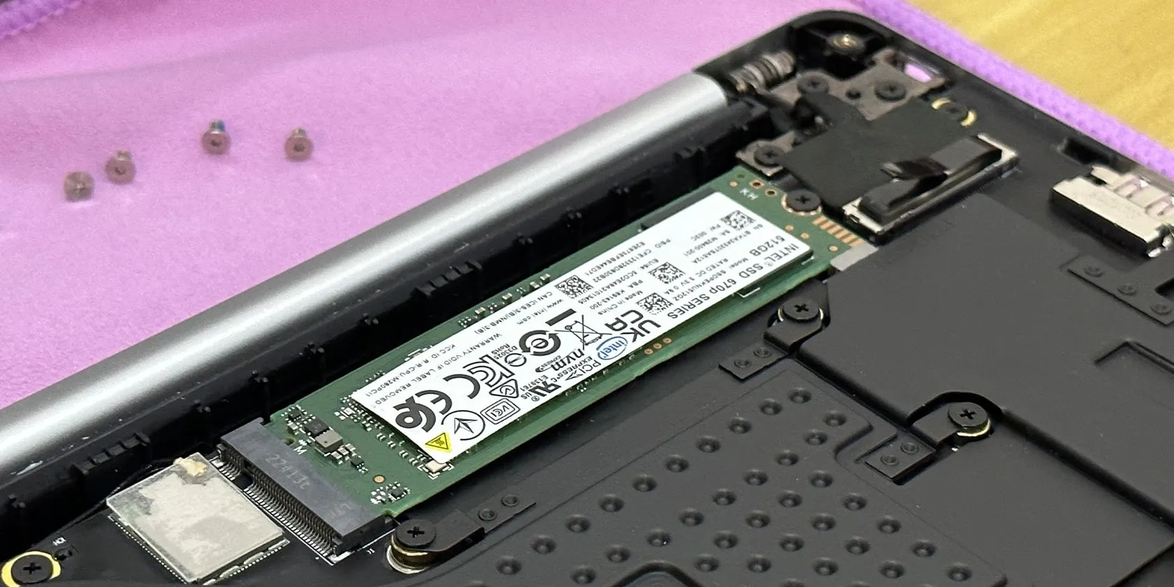 Khe cắm và vị trí lắp đặt ổ cứng SSD trên laptop Tecno Megabook T1
