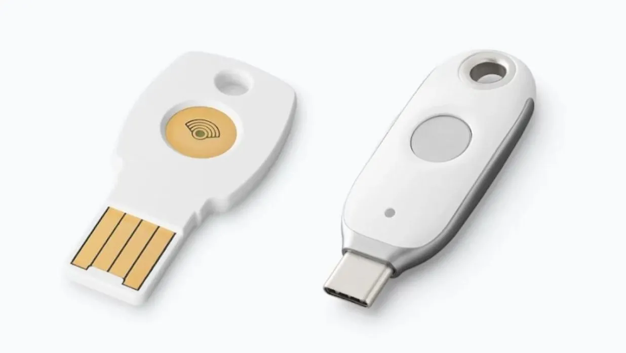 Khóa bảo mật Google Titan, minh họa khả năng hoạt động độc lập và không cần kết nối internet hay điện thoại.