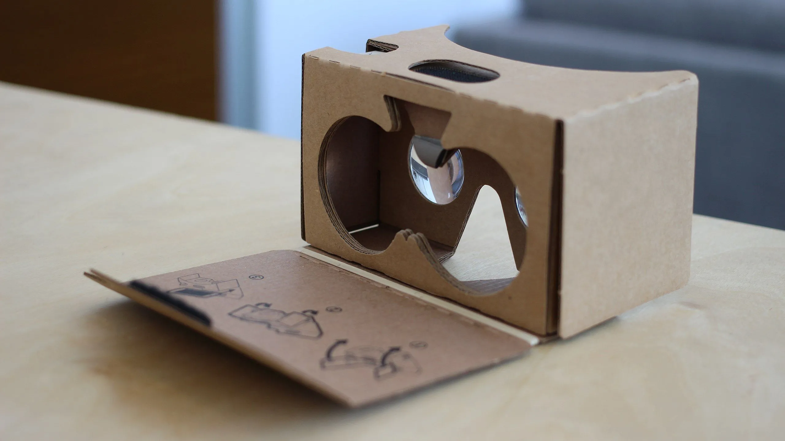 Kính Google Cardboard VR kết hợp với iPhone để trải nghiệm thực tế ảo