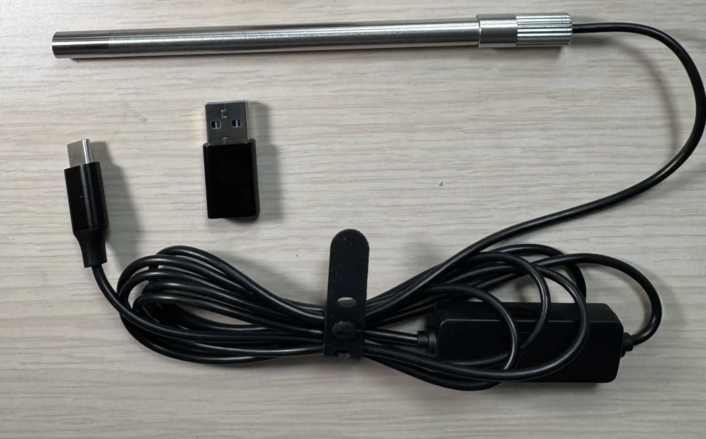 Kính hiển vi kỹ thuật số Teslong USB-C được kết nối với điện thoại thông minh, cho phép quan sát các vật thể nhỏ với độ phóng đại cao.