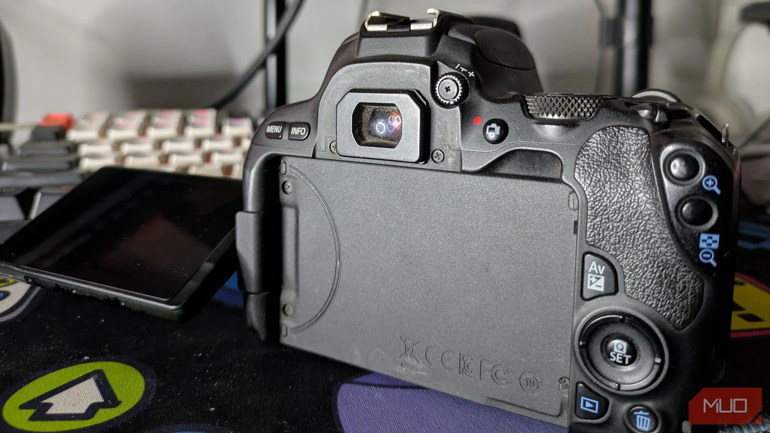 Kính ngắm quang học trên máy ảnh Canon 200D