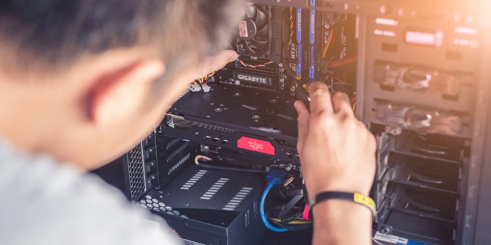 Kỹ thuật viên đang dùng tua vít thao tác bên trong thùng máy tính để bàn, minh họa việc sửa chữa PC dễ dàng
