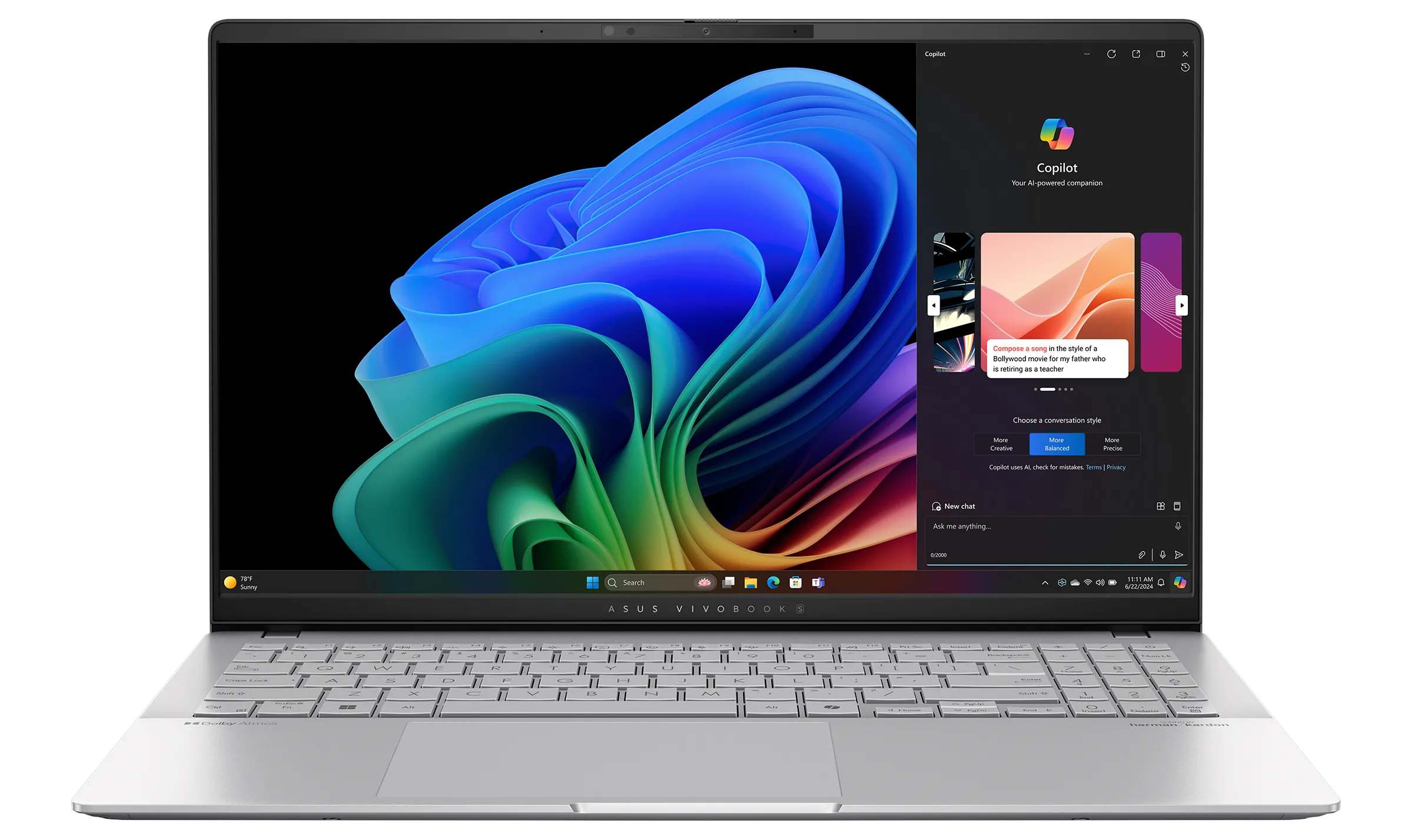 Laptop ASUS Vivobook S15 màu xanh navy trên bàn làm việc