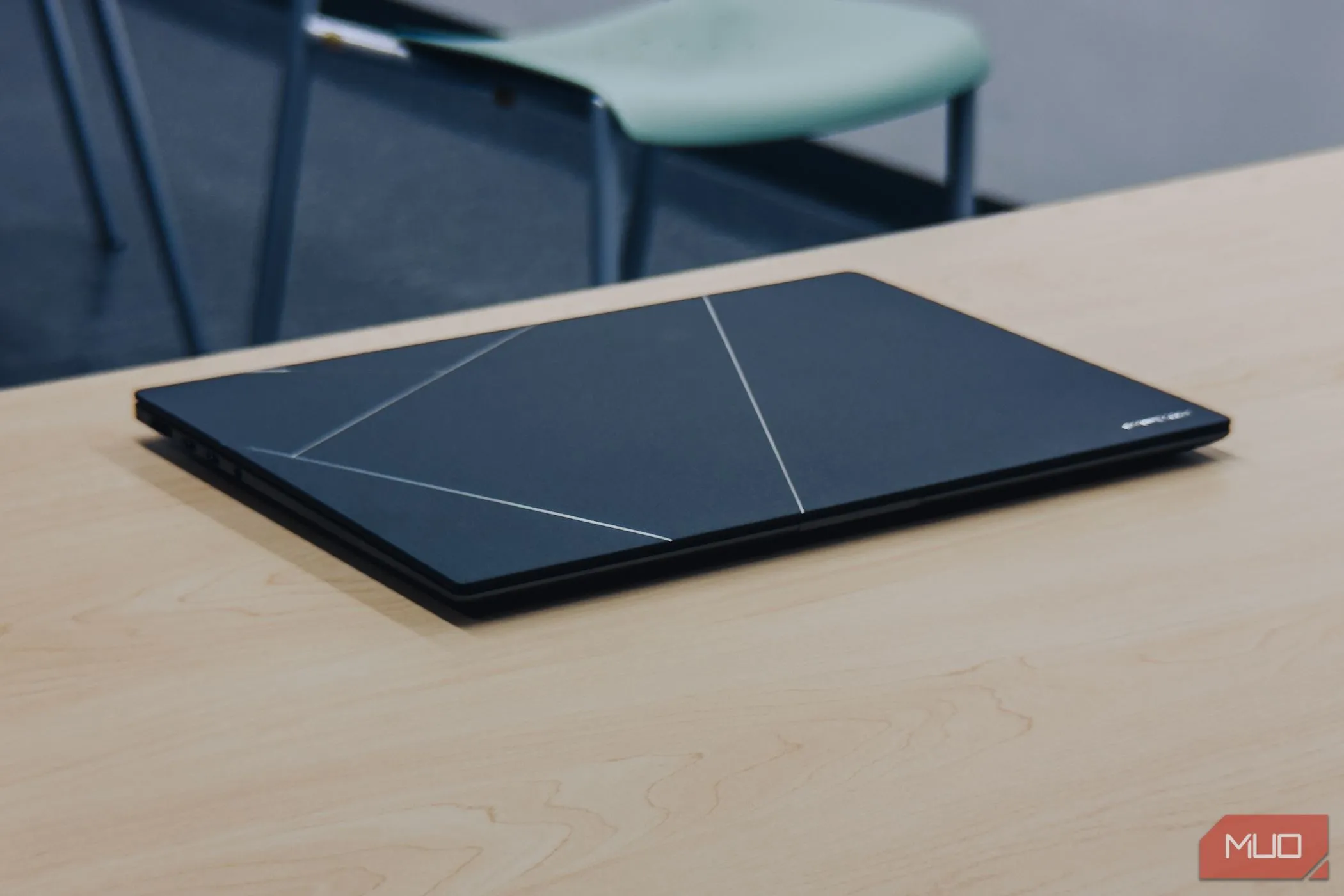 Laptop ASUS Zenbook S 16 OLED đóng nắp, thiết kế tinh tế