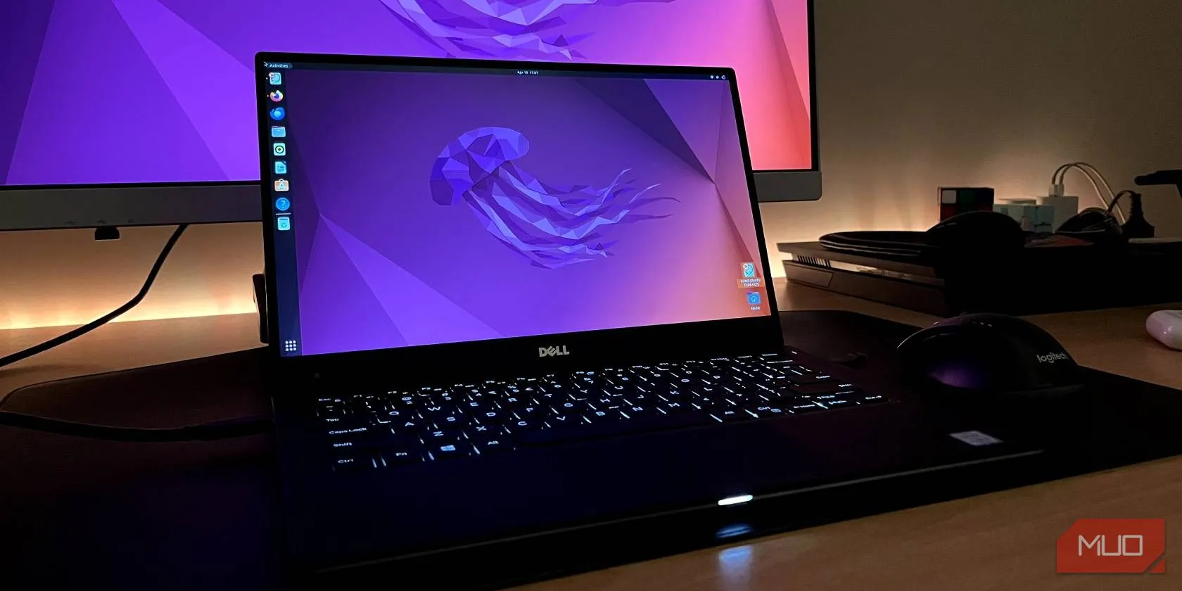 Laptop Dell XPS 13 chạy hệ điều hành Ubuntu Linux, tượng trưng cho khả năng tùy biến và sử dụng linh hoạt của Linux.