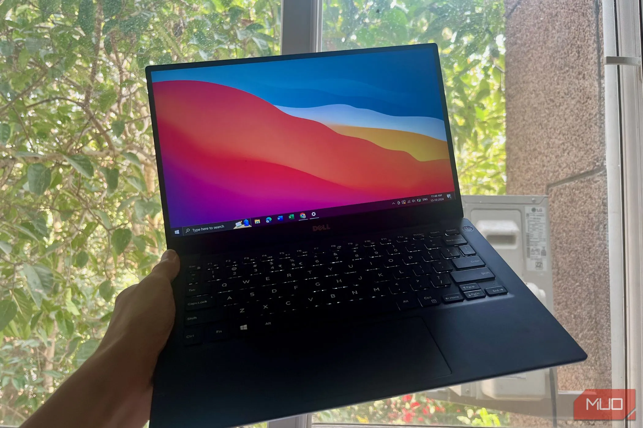 Laptop Dell XPS 13 đang hoạt động mượt mà với hệ điều hành Windows 10