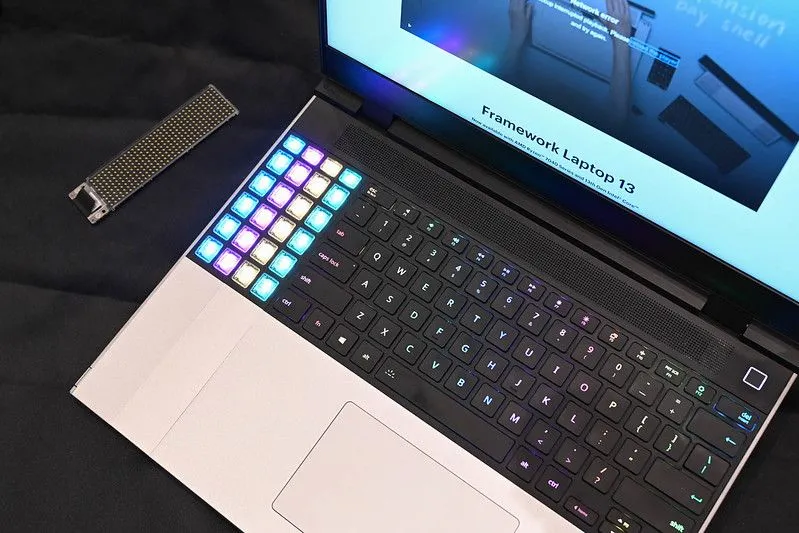 Laptop Framework trưng bày tại CES 2024, cho thấy thiết kế mô-đun với các cổng USB-C đa năng ở cả hai bên.