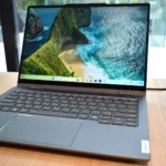 Laptop Lenovo Yoga Solar PC sạc năng lượng mặt trời với thiết kế nắp lưng tích hợp tấm pin quang điện tại MWC 2025