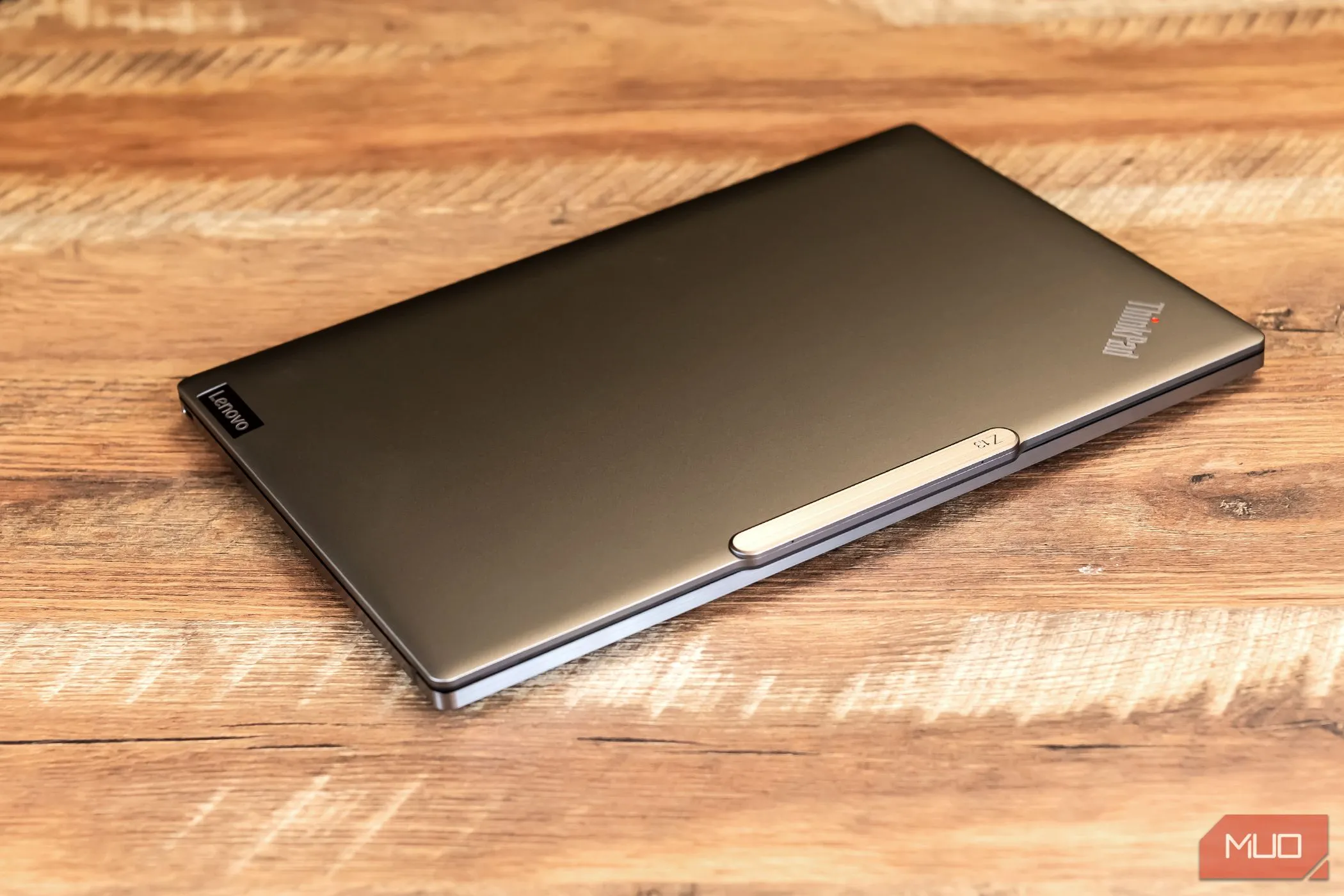 Laptop Lenovo Z13 Gen 2 đang gập lại