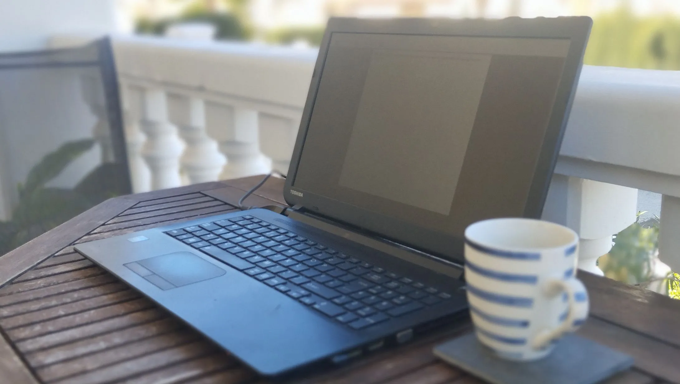 Laptop Toshiba cũ đã được tái sử dụng thành máy làm việc tập trung