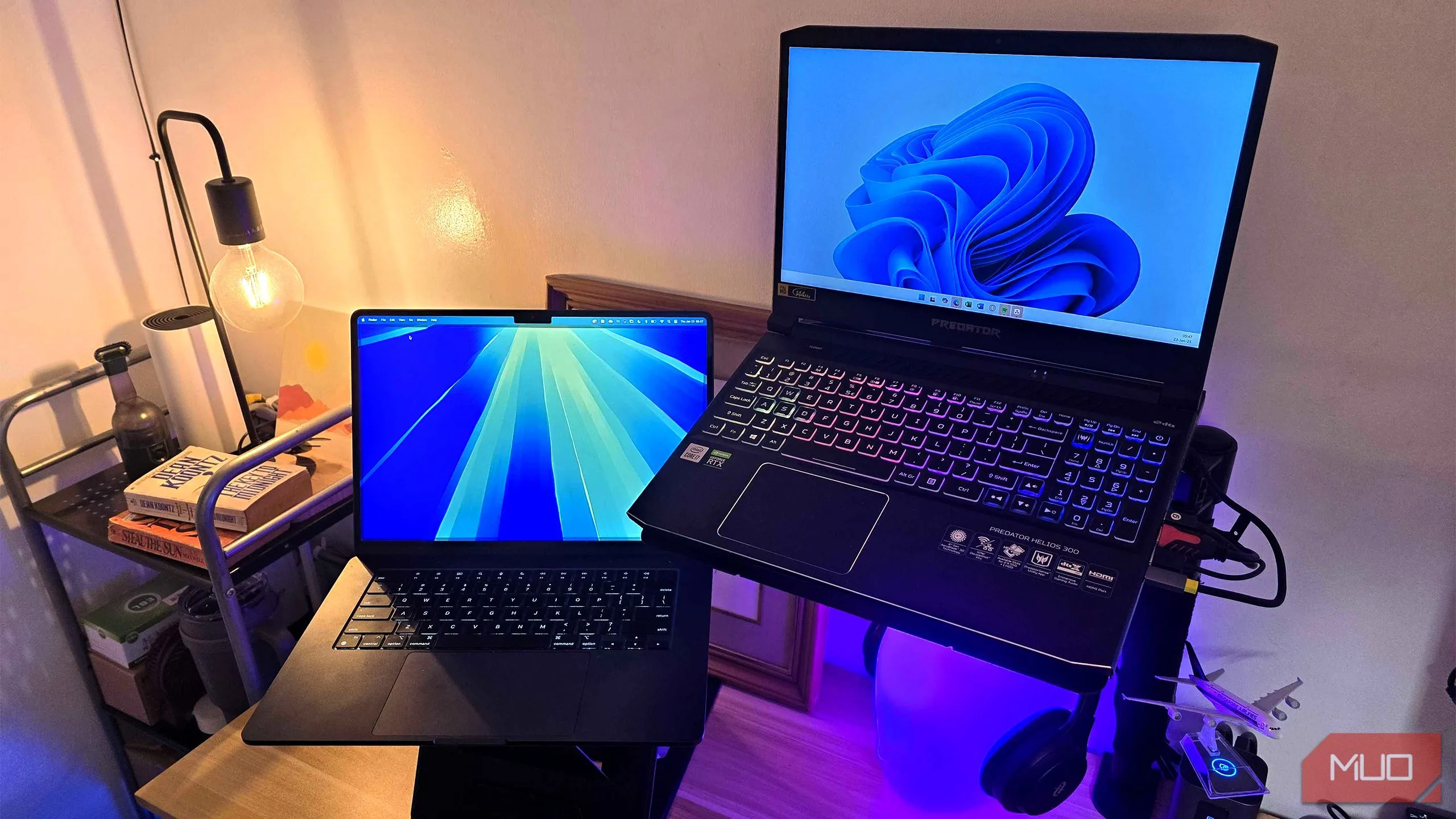 Laptop Windows 11 và macOS với ổ cứng SSD khởi động nhanh