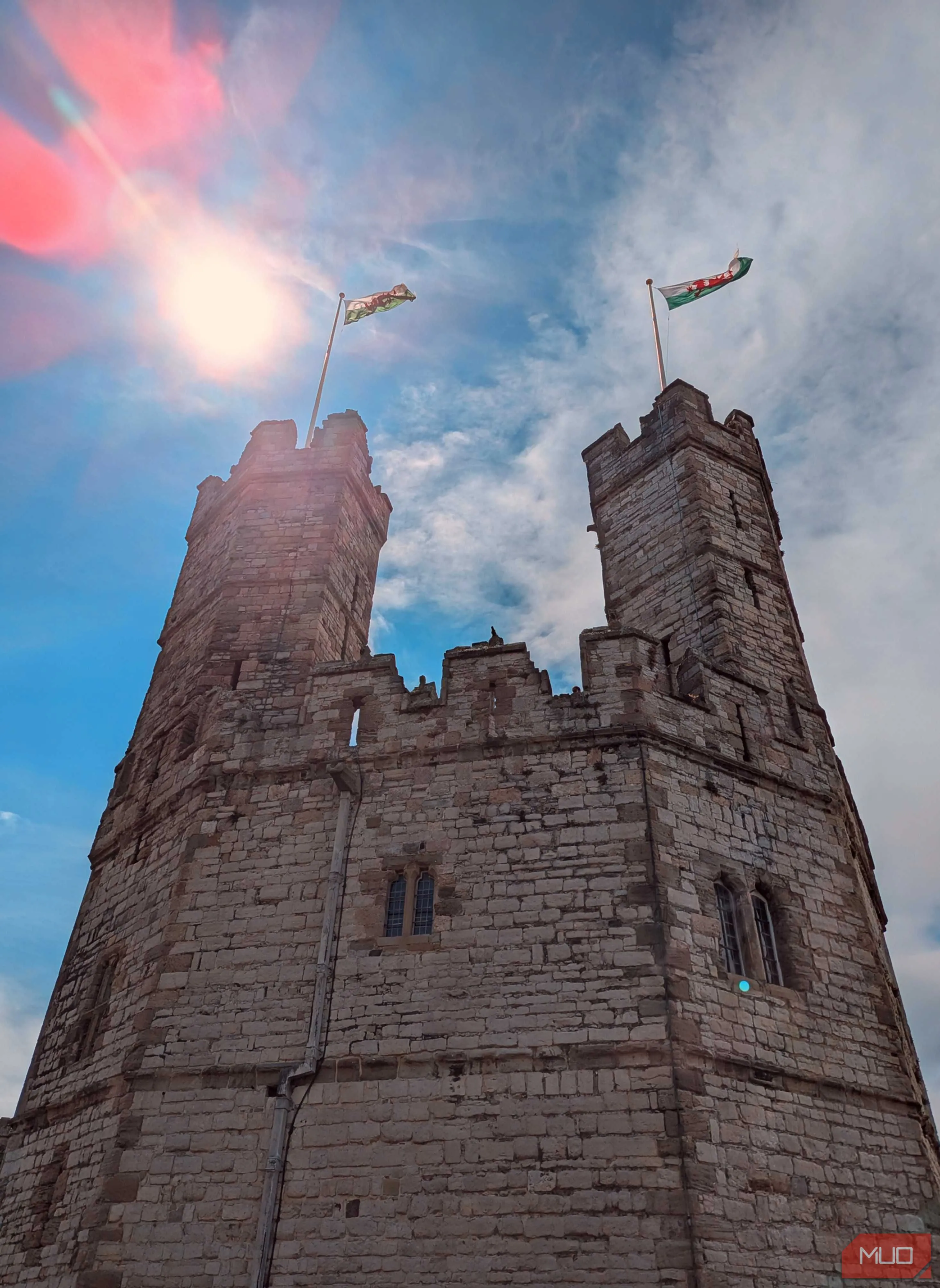 Lâu đài cổ xứ Wales hùng vĩ nhìn từ dưới lên, thể hiện sự đồ sộ và uy nghi