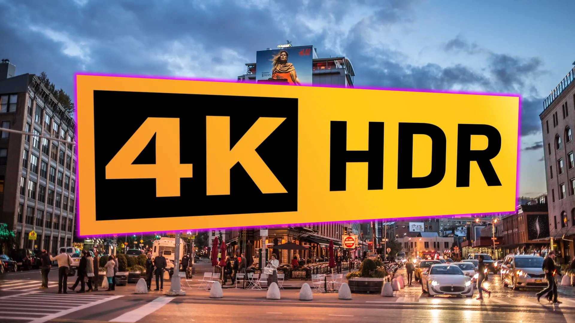 Logo 4K HDR trên cảnh đường phố ban đêm, minh họa sự mập mờ của nhãn hiệu HDR trên TV giá rẻ.