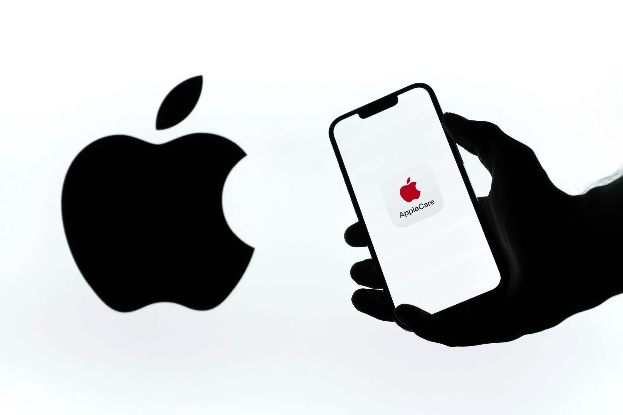 Logo AppleCare trên điện thoại, cạnh logo Apple