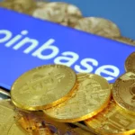 Logo Coinbase và các đồng Bitcoin, thể hiện nguy cơ bảo mật trên sàn giao dịch tiền điện tử