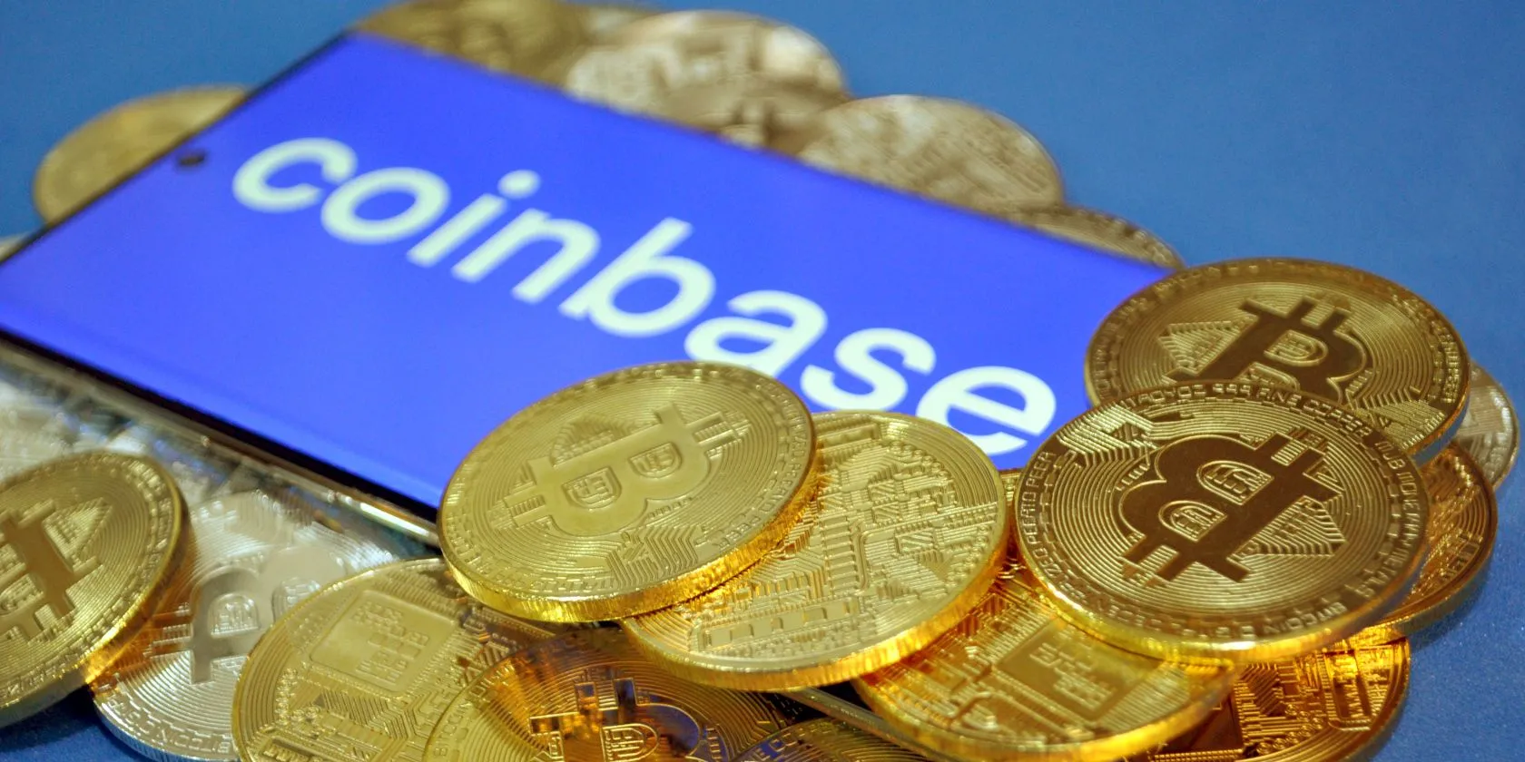 Logo Coinbase và các đồng Bitcoin, thể hiện nguy cơ bảo mật trên sàn giao dịch tiền điện tử