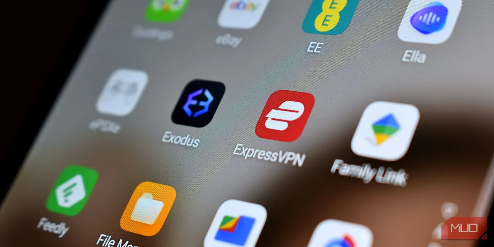 Logo ExpressVPN trên màn hình điện thoại thông minh, minh họa VPN di động