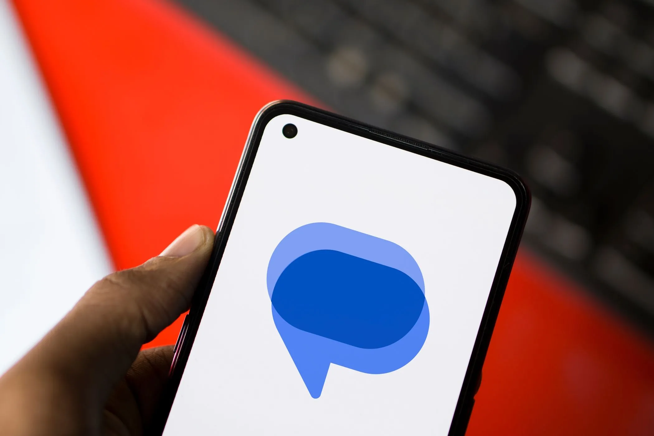 Logo Google Messages hiển thị trên điện thoại Android, minh họa ứng dụng quét ảnh nhạy cảm.