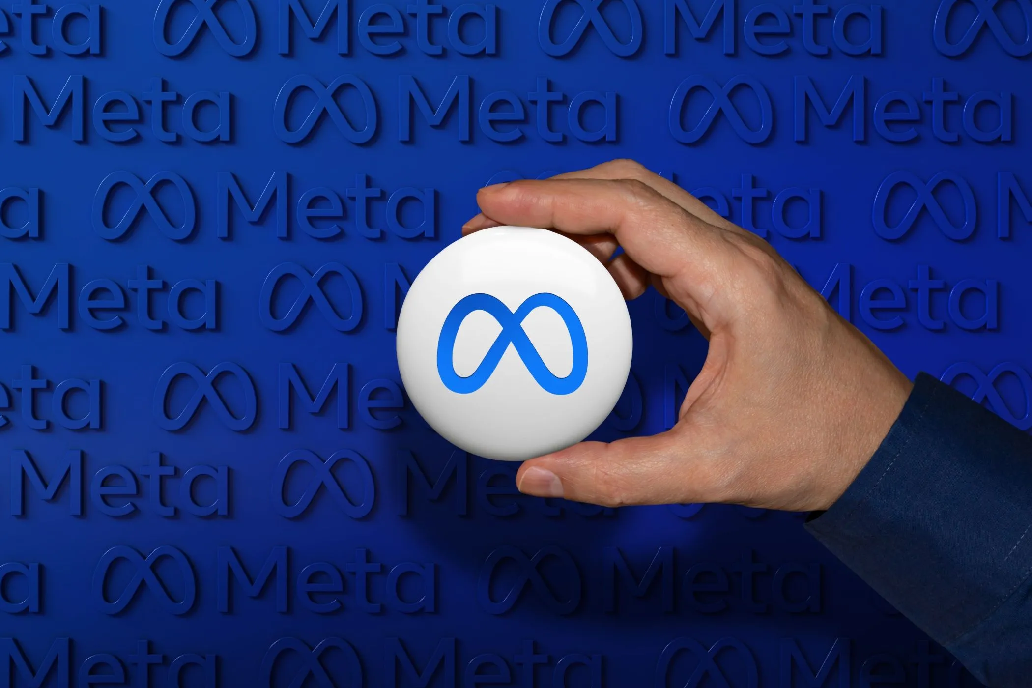 Logo Meta trên nền nút, đại diện cho tập đoàn công nghệ với các ứng dụng thu thập và chia sẻ lượng lớn dữ liệu cá nhân.