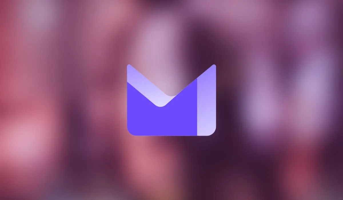 Logo Proton Mail trên nền màu tím mờ, biểu tượng cho dịch vụ email bảo mật và được mã hóa đầu cuối.