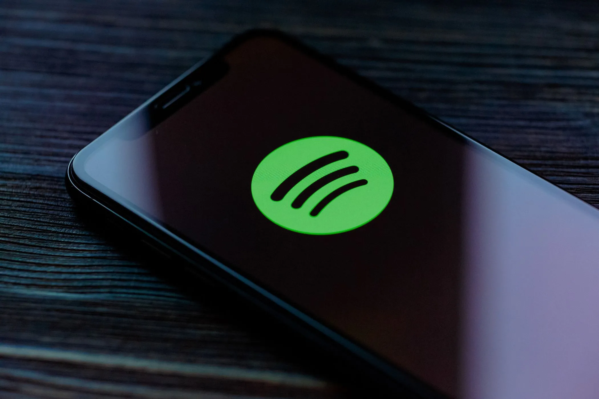 Logo Spotify trên màn hình điện thoại, đại diện cho ứng dụng nghe nhạc theo dõi thói quen và hành vi người dùng.