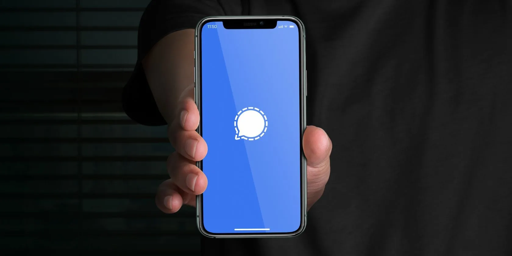 Logo ứng dụng Signal trên điện thoại minh họa tính năng nhắn tin bảo mật và riêng tư