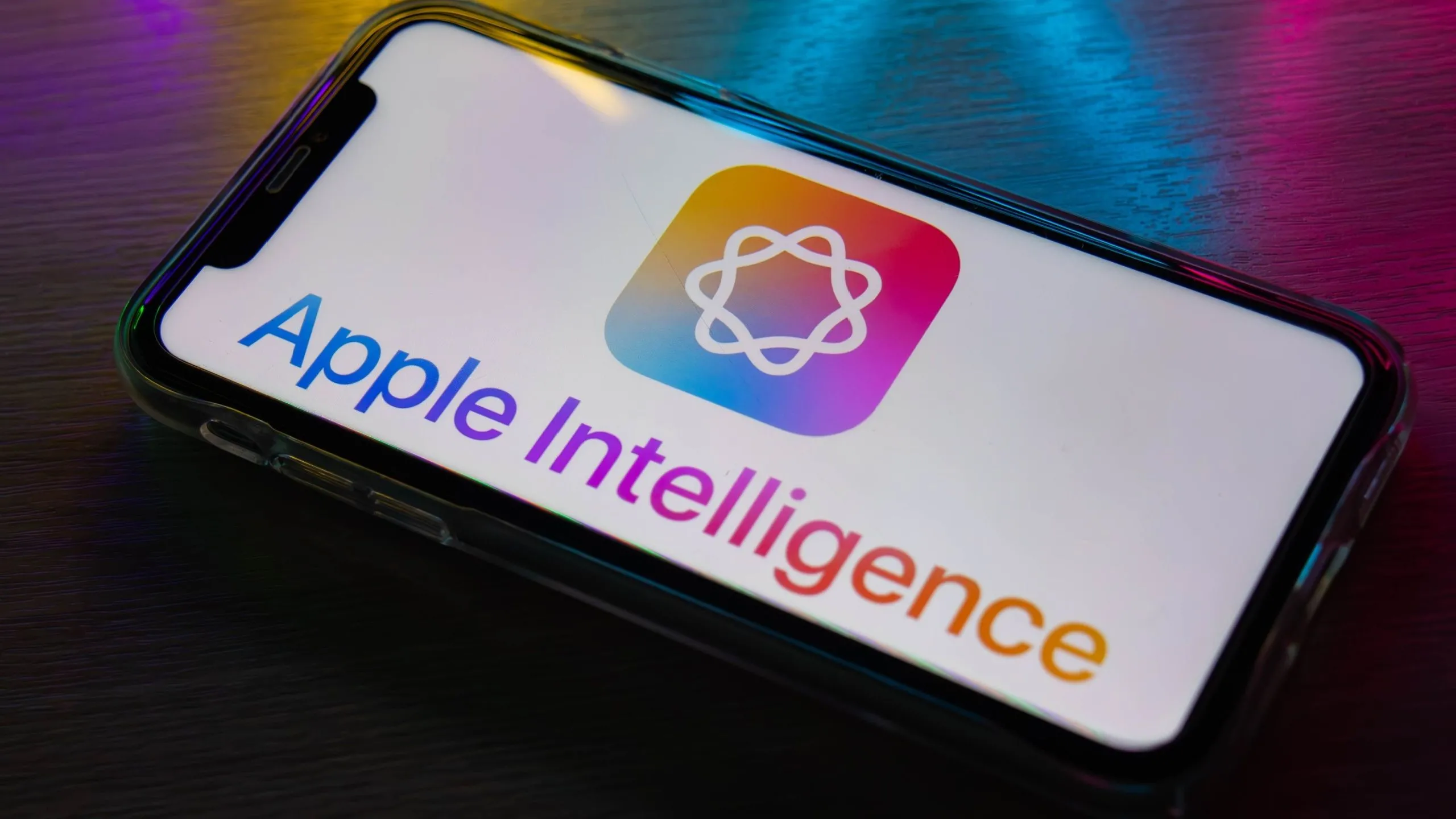 Logo và chữ Apple Intelligence hiển thị trên màn hình iPhone, minh họa cho tính năng AI đang được phát triển