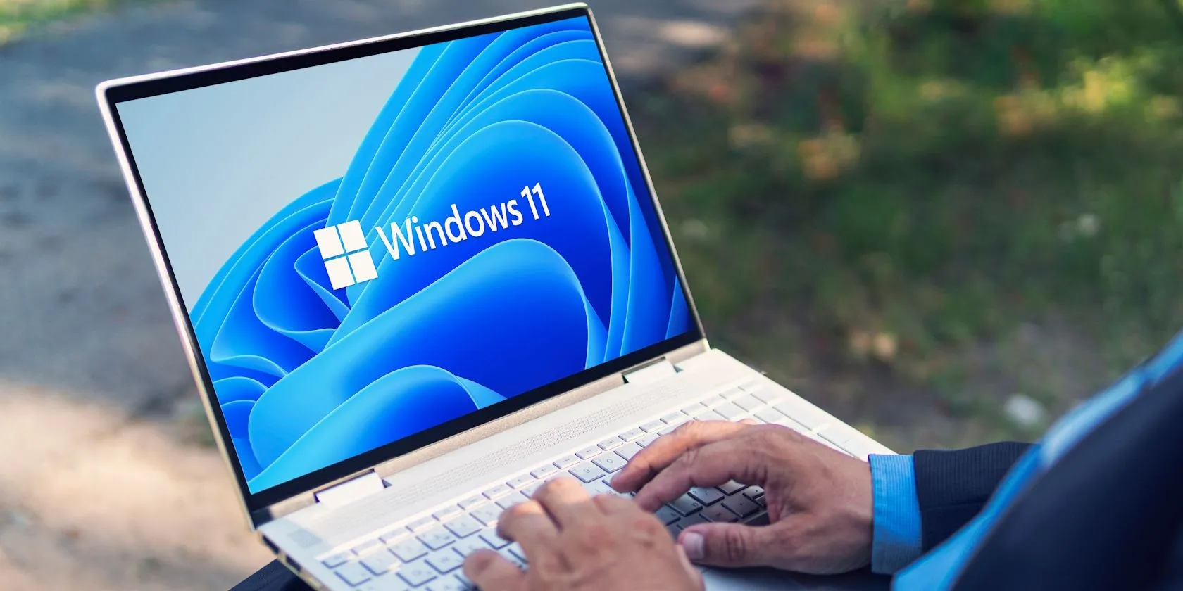 Logo Windows 11 trên laptop