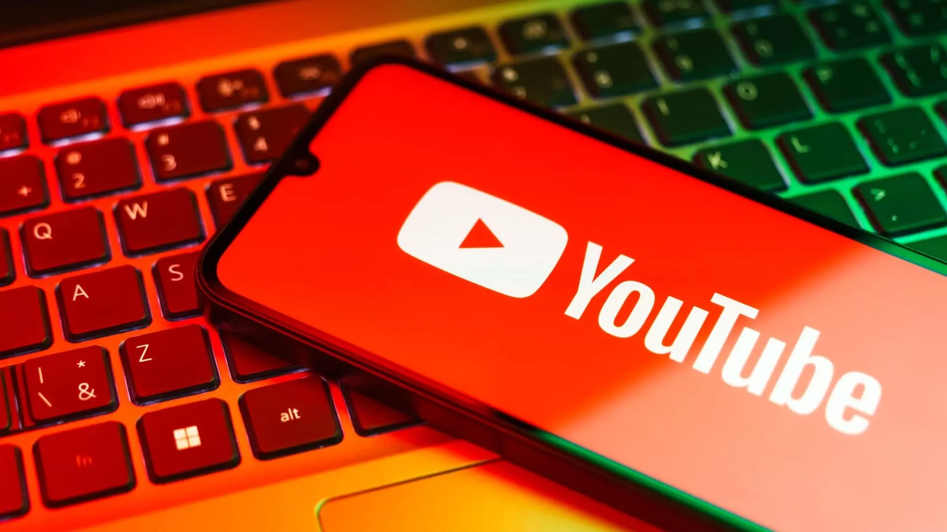 Logo YouTube trên màn hình điện thoại thông minh, biểu tượng của nền tảng video lớn thu thập dữ liệu để phục vụ quảng cáo.