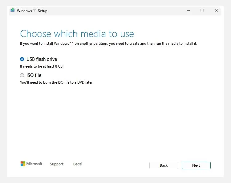 Lựa chọn định dạng USB flash drive hoặc file ISO để tạo bộ cài đặt Windows 11 bằng Media Creation Tool.