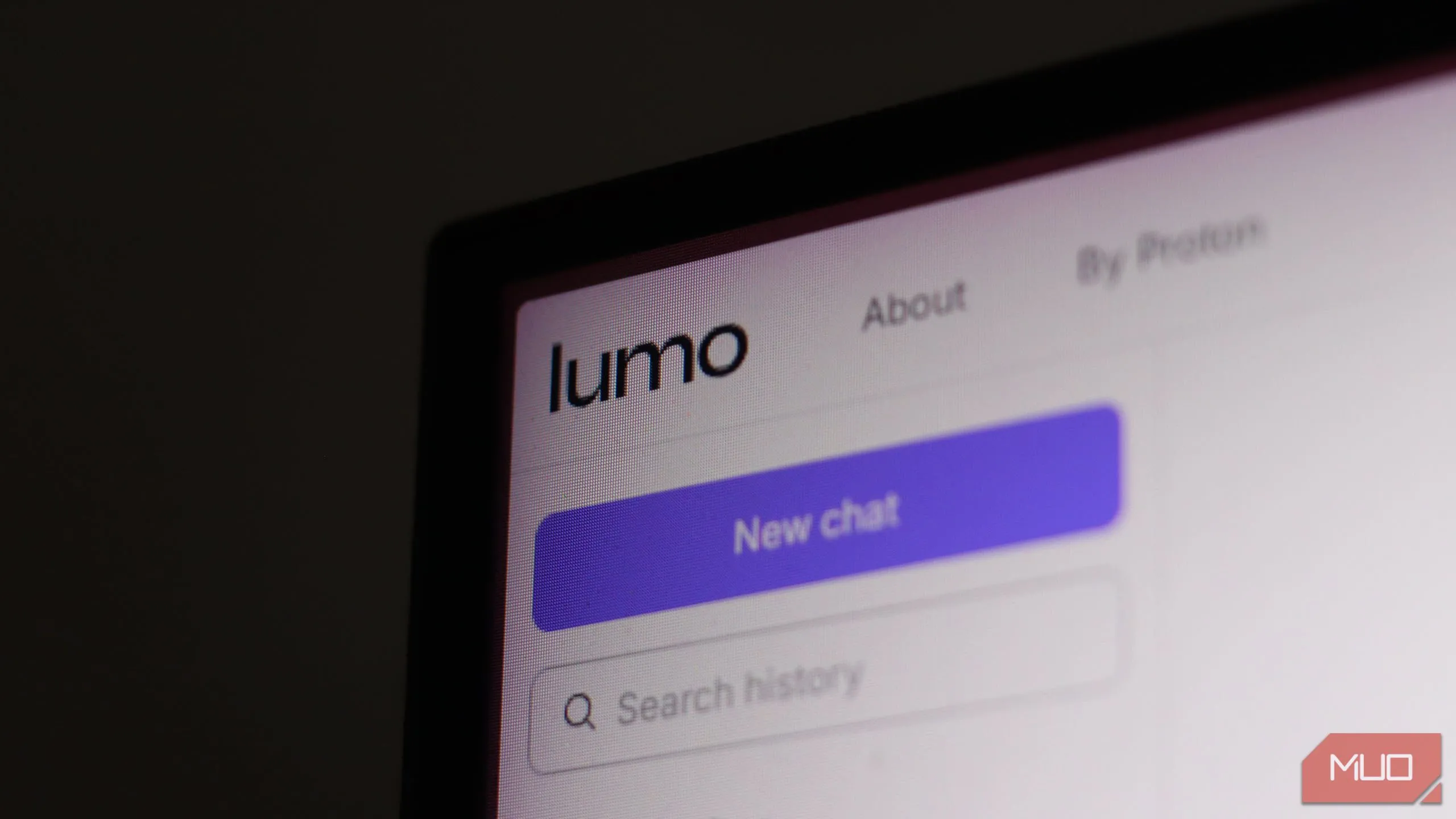 Lumo AI chatbot hiển thị trên hệ điều hành Windows, minh họa khả năng hoạt động đa nền tảng.