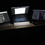 MacBook Air với thiết lập đa màn hình di động