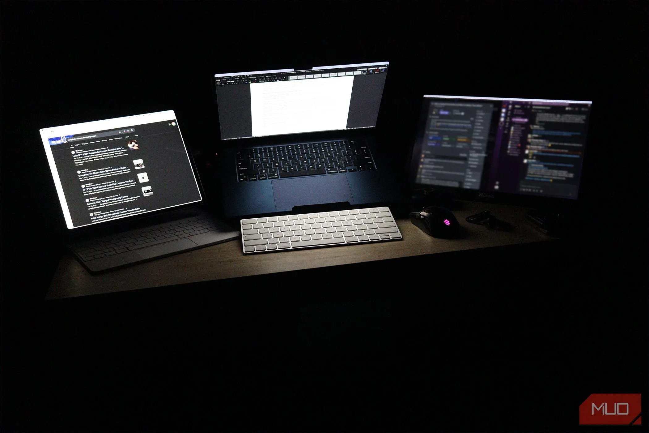 MacBook Air với thiết lập đa màn hình di động