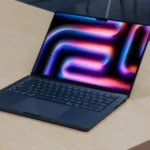 MacBook Pro với chip M4 mới nhất của Apple hiển thị giao diện macOS hiện đại trên bàn gỗ