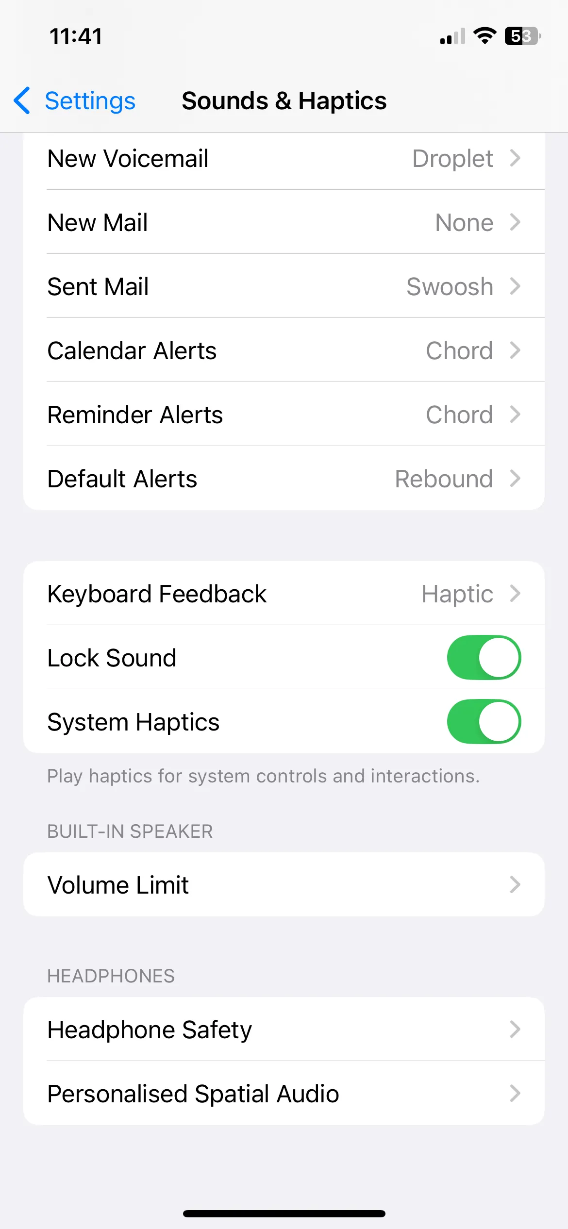 Màn hình &quot;Âm thanh &amp; Cảm ứng&quot; (Sounds &amp; Haptics) trong Cài đặt iPhone, hiển thị tùy chọn &quot;Cảm ứng hệ thống&quot; (System Haptics) để tắt rung khi sạc.