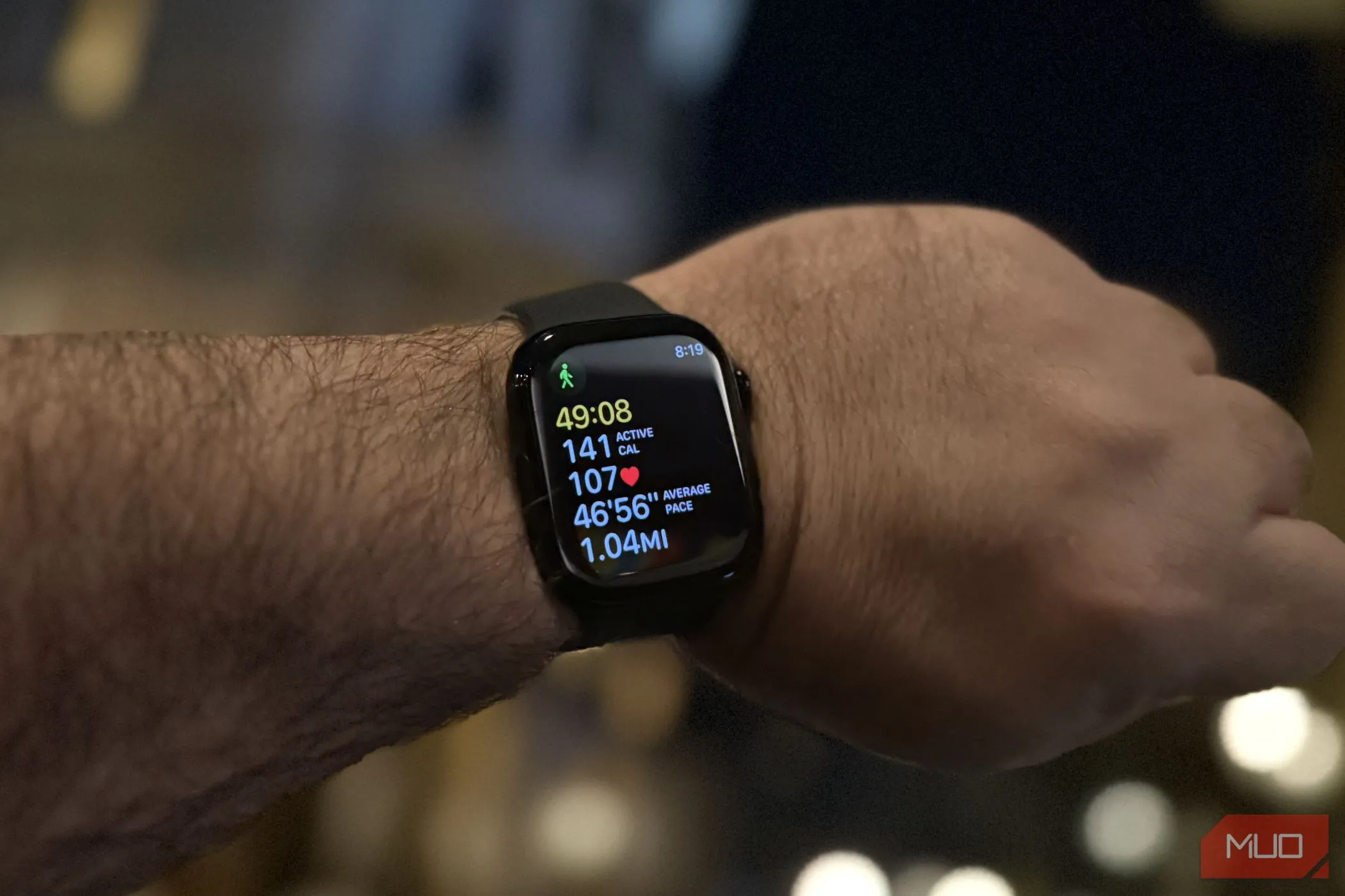 Màn hình Apple Watch Series 10 hiển thị thông tin tập luyện chi tiết