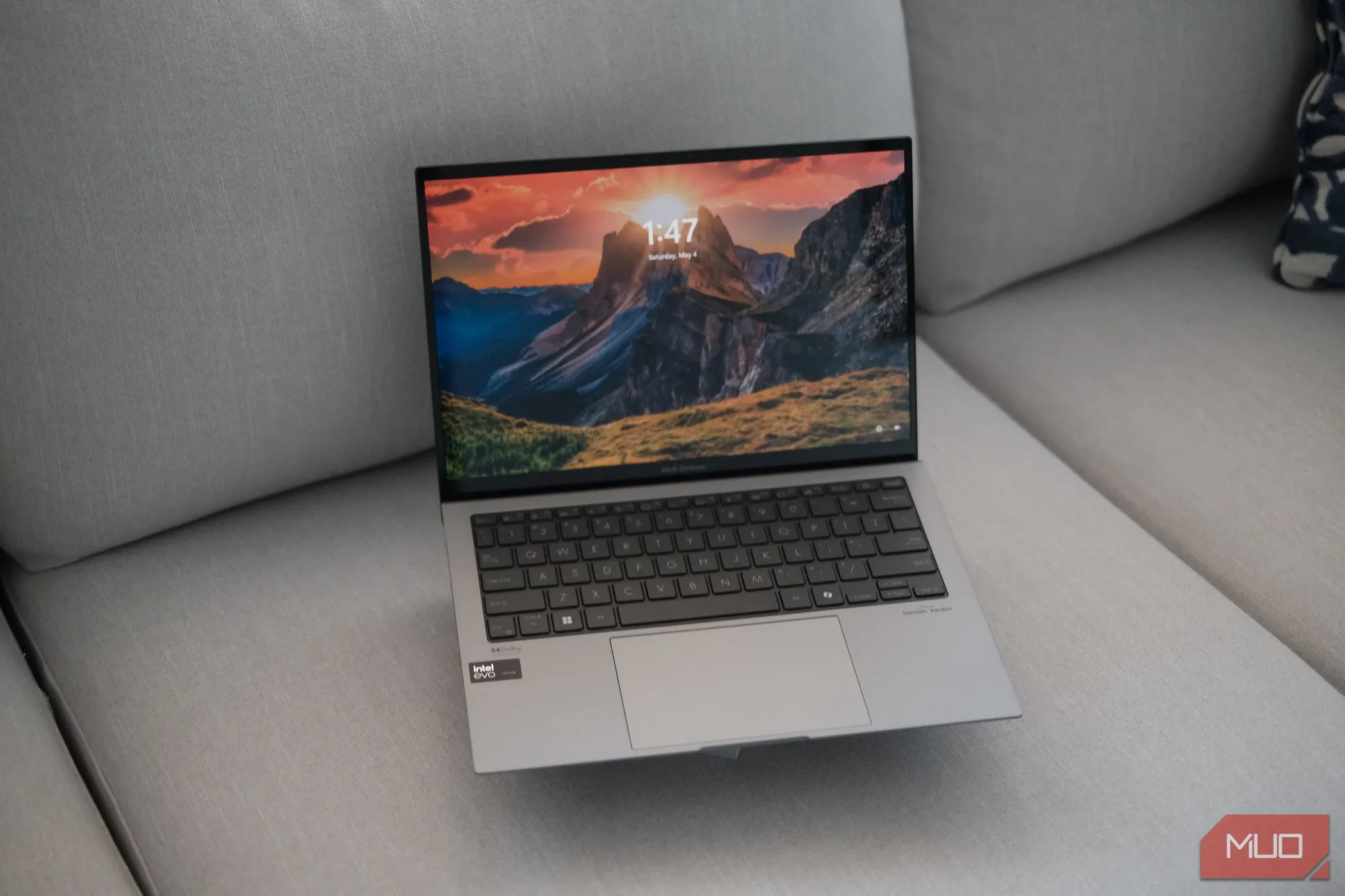Màn hình ASUS Zenbook S 13 OLED hiển thị màu đen sâu và sống động