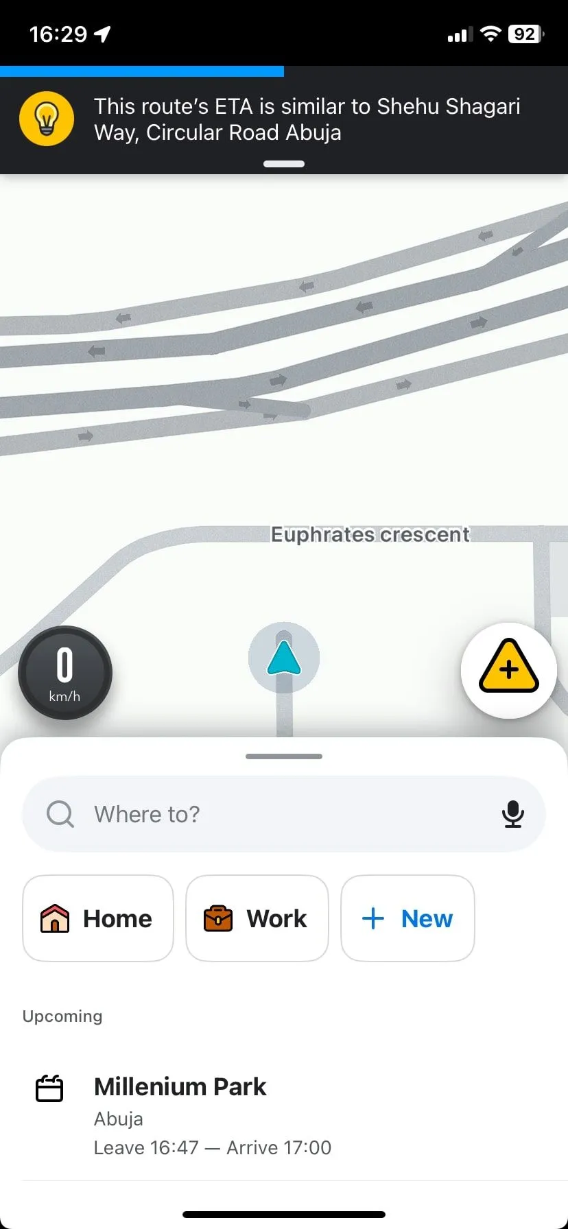 Màn hình bản đồ chính của ứng dụng Waze, hiển thị tình hình giao thông và các cảnh báo từ cộng đồng người dùng.