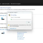 Màn hình BitLocker trong Windows đang mã hóa ổ cứng ngoài để bảo mật dữ liệu sao lưu.