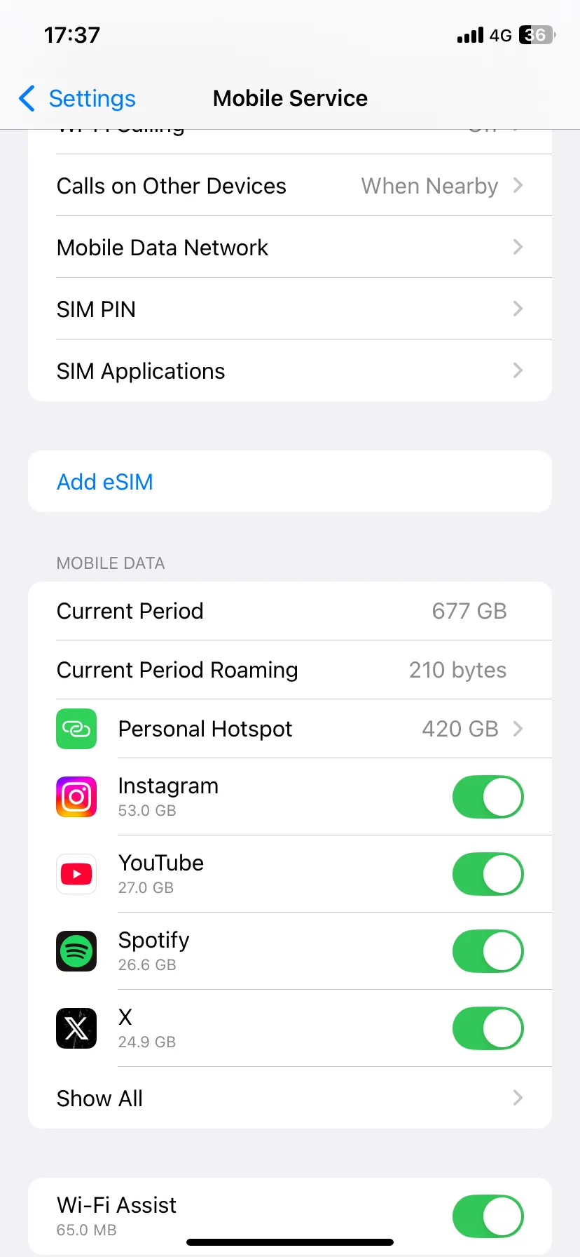 Màn hình Cài đặt Dịch vụ di động trên iPhone hiển thị các ứng dụng sử dụng dữ liệu