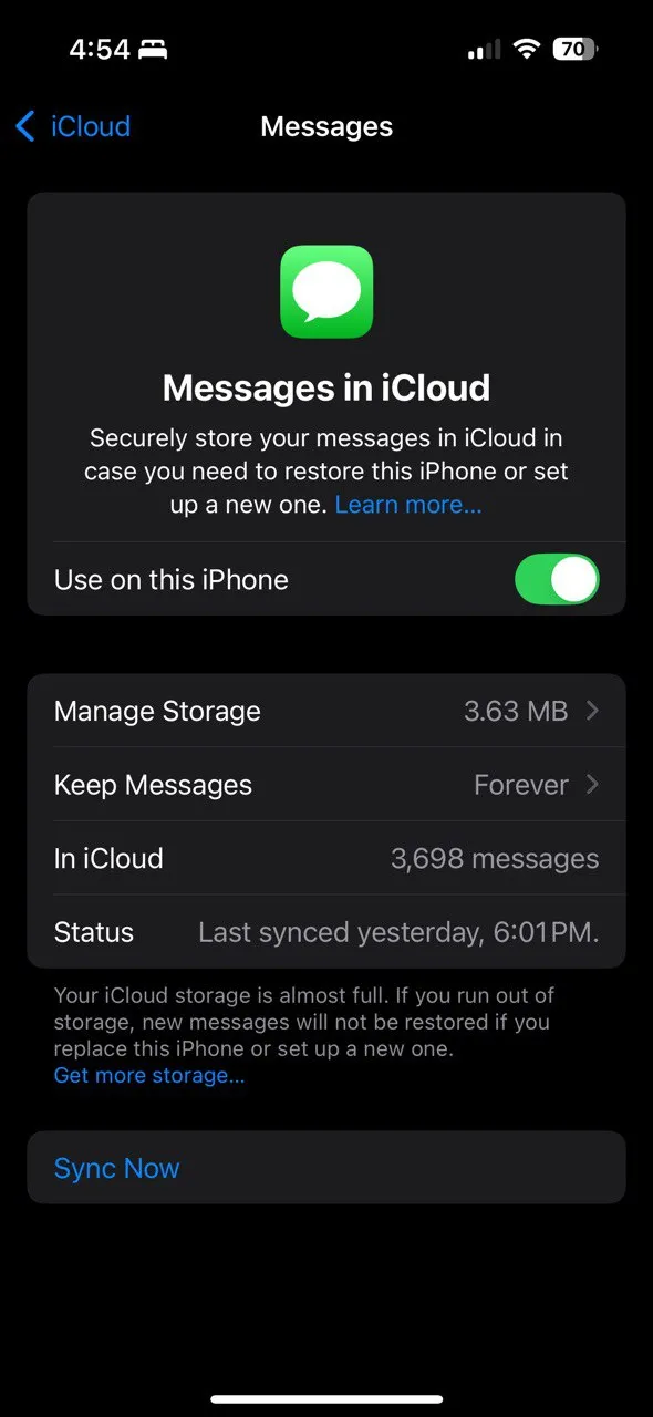 Màn hình cài đặt iCloud hiển thị tùy chọn lưu trữ tin nhắn, cho phép quản lý dung lượng tin nhắn trên iCloud.